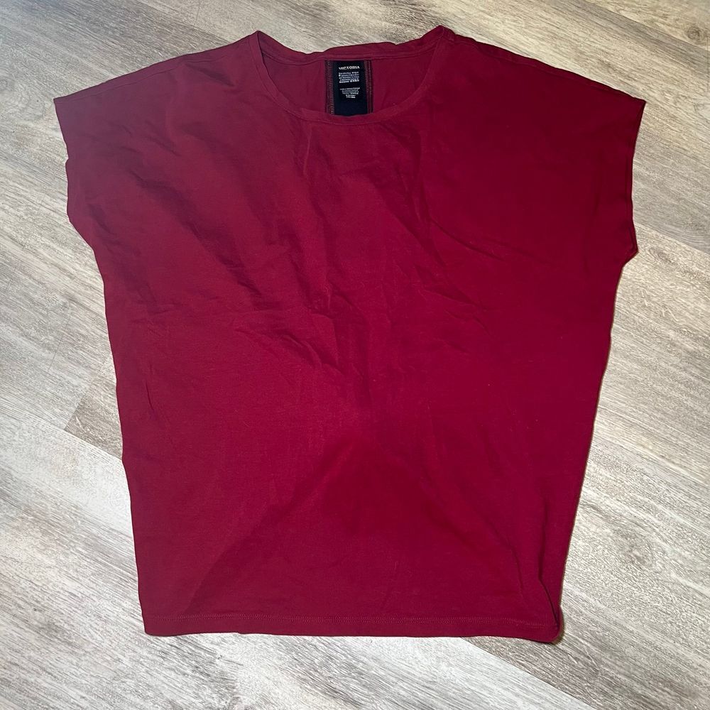Victoria sport top tie in back size smallโ